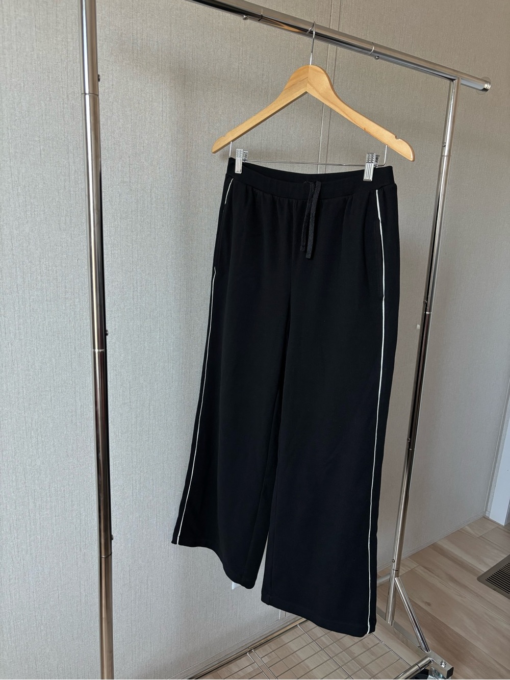 Varley Black Wide-Leg Sweatpants with White Side Stripe